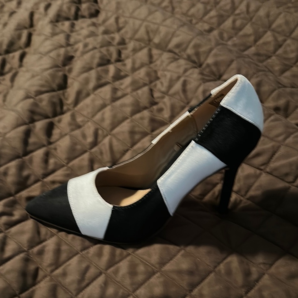 Eva Mendes Black and White Heels Elegant Design